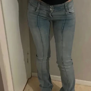 Blå jeans med låg midja - Säljer ett par snygga blå jeans i bra skick. Från Bershka🥰