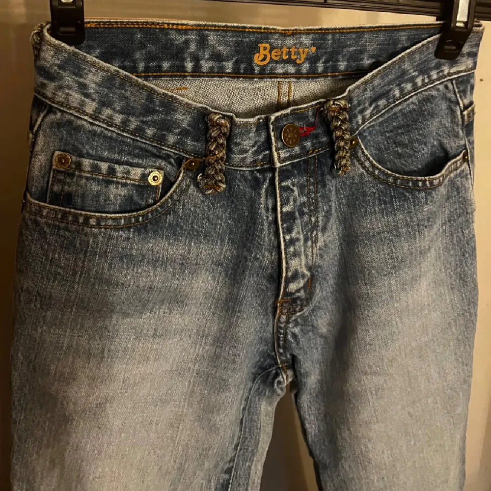 Jättefina bootcut jeans från Lucy jeans med fina detaljer! Tyvärr är den för små för mig. Storlek 38-40. Vid snabb affär kan priset pratas om!💕😊. Farkut & Housut.