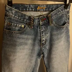 Jättefina bootcut jeans från Lucy jeans med fina detaljer! Tyvärr är den för små för mig. Storlek 38-40. Vid snabb affär kan priset pratas om!💕😊