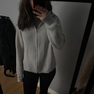 Stickad zip-up - En zip up tröja som jag bara använt 1 gång. Väldigt skön och fin då det är en tvåvägsdragkedja vilket gör att man kan styla den olika!🍁