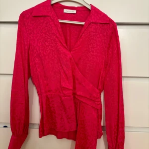 Rosa satinblus med leo mönster  - Rosa satinblus med leo mönster. Sparsamt använd