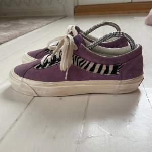 Supercoola lila vans med zebra mönster 🩷 dom är änvända typ 10 ggr. Dom är lite smutsiga men det går enkelt att tvätta bort 😊 Dom är i storlek 39 🩷