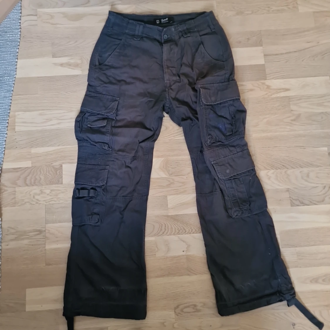 Mörkgrå cargobyxor från Brandit