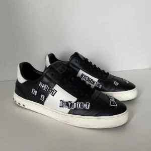 Svarta och vita sneakers från Valentino - Säljer nu mina valentino flycrew som är i nyskick!