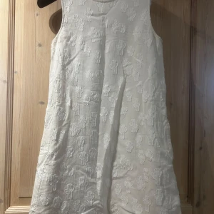 Klänning - Vit kort klänning från Kenzo (se etikett i bild 3). Storlek XS, längd ca 82 cm. Nyskick, använt endast en gång. Finns att hämta i Järfälla. Priset kan diskuteras.