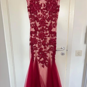 Balklänning - Röd balklänning inköpt från Zalando, märke Mascara. Nyskick, använd en gång bara. Storlek XS/34 ca 160 cm lång. Finns i Järfälla