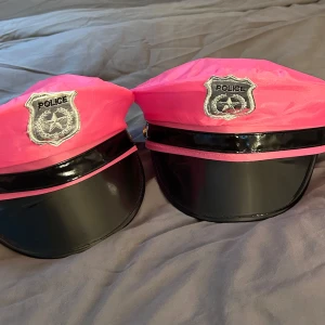 Polishatt Rosa - Säljer nu 2 rosa polishattar. Oanvända med prislapp. Perfekt inför halloween 👻. Eller en temafest?🤩 100kr för 1 hatt, 150kr för 2 ☺️