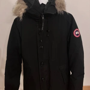Canada Goose Chateau Parka - Dags att sälja min Canada Goose jacka. Använd i ca 1.5 år, nog den varmaste jackan jag har ägt.  Kemtvätt och lite kärlek så är den i nyskick.  Storlek S   Priset är diskuterbart vid en snabb affär!