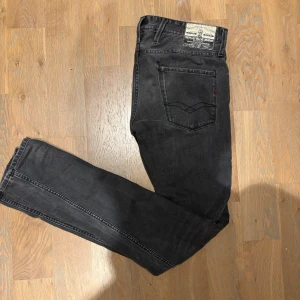 Replay jeans - Säljer ett par snygga gråa jeans från replay i bra skick. Storlek 32/36 men sitter mer som än 32/34 eller 31/34. Perfekta för både vardag och fest!