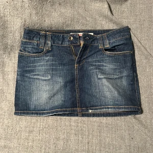 Vintage jeans kjol från Only jeans (strl36) - Älskar denna kjol så mycket!! Säljer för att jag inte får på mig den men den är skitsnygg. Den är från OnlyJeans i storlek 36 och min mamma har haft den runt år 2000 så den är vintage!! 