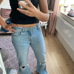 Ljusa Lågmidjade jeans  - Säljer ett par ljusa jeans från Pull&Bear i storlek 38. De är bootcut med slitna detaljer vid knäna. Fråga efter mått eller fler bilder. Priset kan diskutera 😀