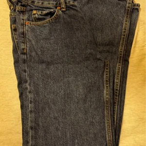 Lågmidjade baggy jeans - Helt nya och inga skador, dom är lågmidjade alltså en bra bit under naveln och baggy (ny pris 499kr)💞💞 priset kan diskuteras 