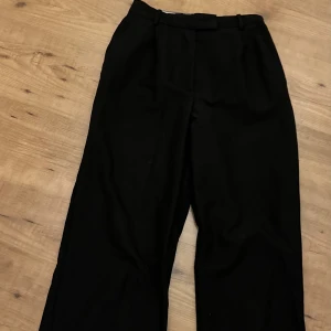 svarta kostymbyxor  - Svart kostymbyxor från Zara med rak passform. Mycket bra skick!