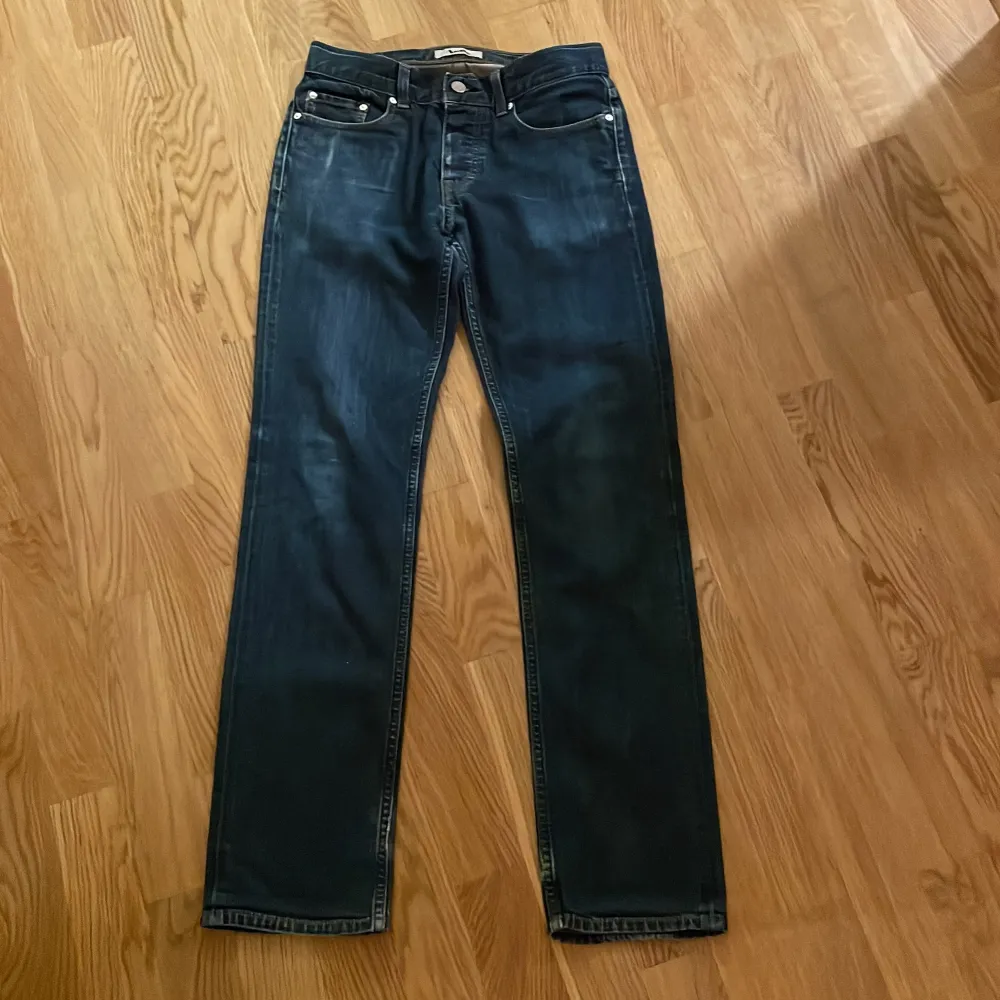 Säljer nu dessa feta jeans från acne. Det är storlek 30/32 och skicket är 8/10! Mitt pris endast 450 kr men kan tänka mig gå ner i pris litegrann. Jeans & Byxor.