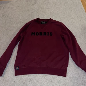 Morris tröja vinröd  - Morris tröja vinröd  Mycket fin knappast använd strlk medium