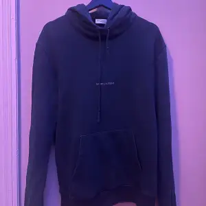 Säljer min saint Laurent hoodie🔵 Hoodien är i bra skick med en del slitningar som bidrar till en fetare design🔵 Ny pris cirka 9 k. Mitt pris 2499. Hör gärna av er vid funderingar🔵