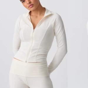 Vit långärmad hoodie - Säljer en stilren och bekväm vit hoodie med dragkedja. Den är långärmad och har en tight passform, perfekt för både träning och vardag. Materialet är mjukt och stretchigt, vilket gör den superbekväm att ha på sig. Passar perfekt till ett par jeans eller träningsbyxor! Säljer hela settet, där av priset❤️