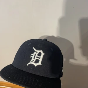 Svart keps från New Era - Denna keps är köpt på harstore för 550 är i nytt skick aldrig använd ganska ny pris kan diskuteras 