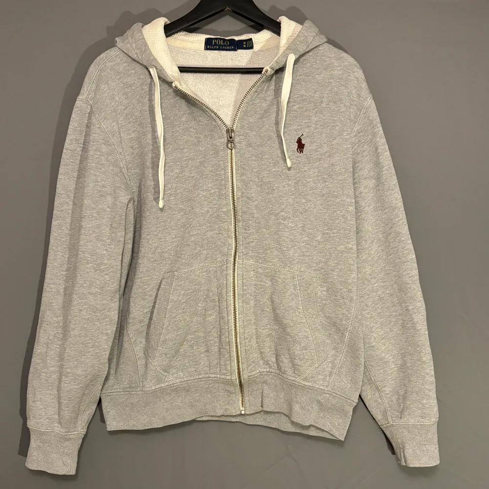 Hej säljer nu min fina Ralph Lauren zip hoodie i storlek M. Den är i bra skick (finns anmärkningar på användning) och kommer vara otroligt snygg i höst/vinter. Nypris cirka 2300kr! Vi kommer att sälja liknande produkter så glöm inte följa profilen!🌊🍾. Hoodies.