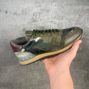 Valentino Rockrunners - Säljer nu mina tvärfeta valentino rockrunners med camomönster. Skorna är i bra skick med tecken på användning.  Hör av er vid funderingar!✌️