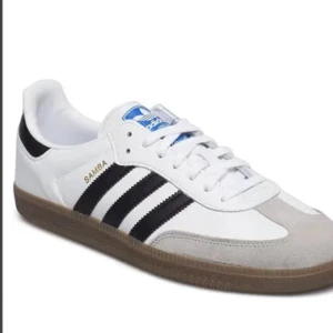 Adidas Samba sneakers - Säljer ett par klassiska Adidas Samba sneakers i vitt och svart. Perfekta för både vardag och träning. Skorna är i mycket bra skick då jag använt de en gång pågrund av felköp av storlek😭
