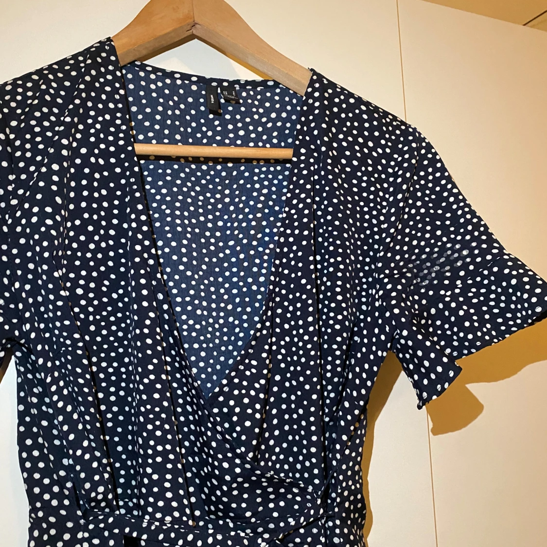 MARINBLÅ PRICKIG KLÄNNING  - 91