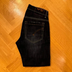 Dondup George Jeans - Feta marinblå Dondup George Jeans i perfekt skick Storlek: 32 Mått: 95cm långa, 36cm midja (sida till sida)