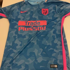 Atletico Madrid tröja  - Tjena säljer min Atletico Madrid tröja pga för den har blivit för liten det är s och xs. Pris kan diskuteras 