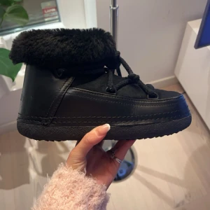 Inuikii - Jättefina och varma inuikii skor passande till vintern! I jätte fint skick då jag köpte mig ett par andra skor. Nypris 3000, öppen för prisförslag💗