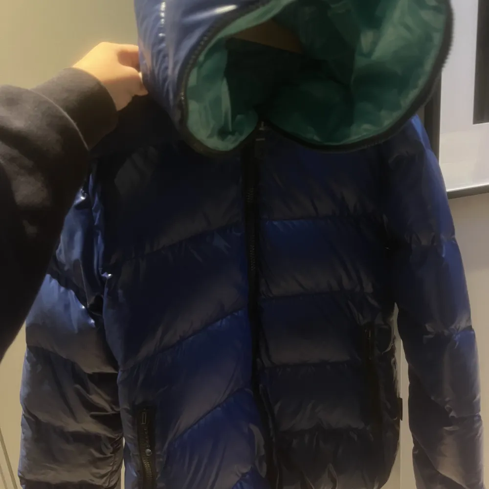 Så varm och fin dunjacka från duvetica. Grön på insidan och blå på utsidan. Jättefint skick, inga defekter alls !! . Takit.