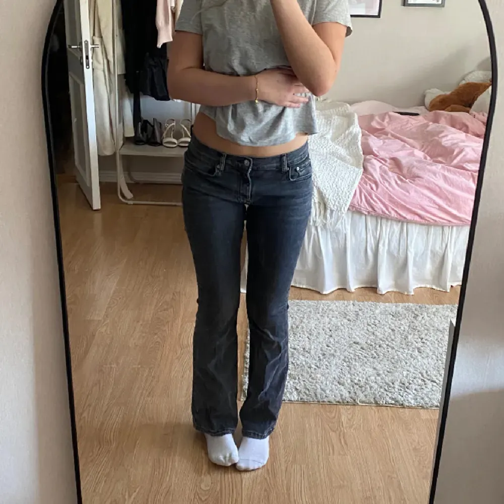 Säljer mina dör snygga jeans som är i modellen low waist bootcut . Jeans & Byxor.