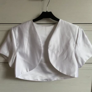 Vit bolero - Så snygg till fest men även till vardags!!! Styla med tex svart klänning under som sista bilden, köp medans de är fri frakt, ingen storlek passar XS💋💋💋💋💋😍🥰🥰🥰🥰