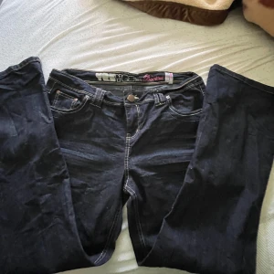 Mörkblåa low waist bootcut jeans - Säljer ett par av mina favorit jeans, de är mörkblåa, storlek 44, low waist och bootcut. Pris kan såklart diskuteras <3 skriv till mig om ni har frågor🤍