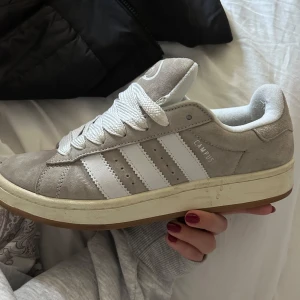 Adidas Campus 00’s - Nya adidas campus skor! Säljer då min pojkvän inte längre använder dem.🌻 Pm för fler bilder!!
