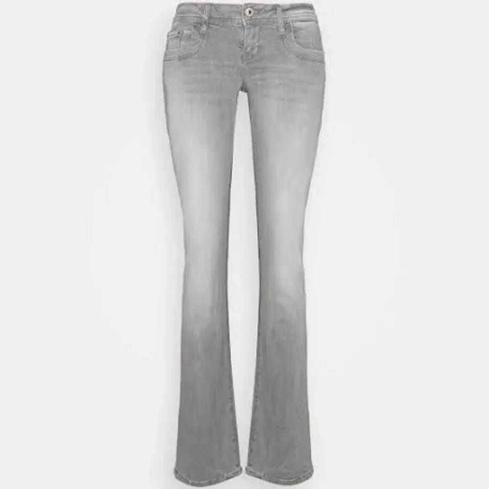 Säljer mina ltb jeans då jag inte använder de så mycket längre, inga alls defekter och har använt cirka 7 gånger. Storlek 26/30. Jag är 1,63 och de är perfekta i längd. Köpte för cirka 1000 på zalando. Jeans & Byxor.