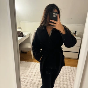 Svart Kappa  - Säljer min svarta korta kappa. Köpt förra året och är fortfarande i väldigt bra skick. Väldigt snygg och elegant. Storlek M men passar även S. Köpt för 800kr