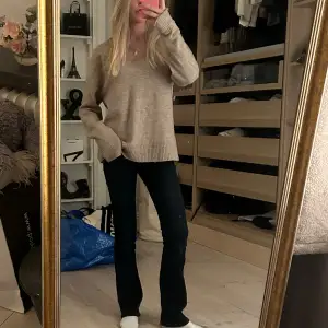 Mysig beige stickad tröja med v-ringning och långa ärmar. Perfekt för höst och vinter. Passar både till jeans och kjol. Enkelt och stilrent plagg för vardagsbruk.🍁❄️😍😍