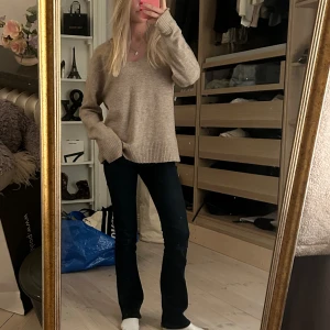 Beige stickad tröja - Mysig beige stickad tröja med v-ringning och långa ärmar. Perfekt för höst och vinter. Passar både till jeans och kjol. Enkelt och stilrent plagg för vardagsbruk.🍁❄️😍😍