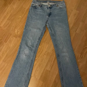 Blå low waist jeans från Monki - Säljer ett par snygga blå jeans från Monki i storlek 25! 👖✨Jag skulle säga att de passar för dig som är runt 170 cm lång. Kontakta om ni har fler frågor!