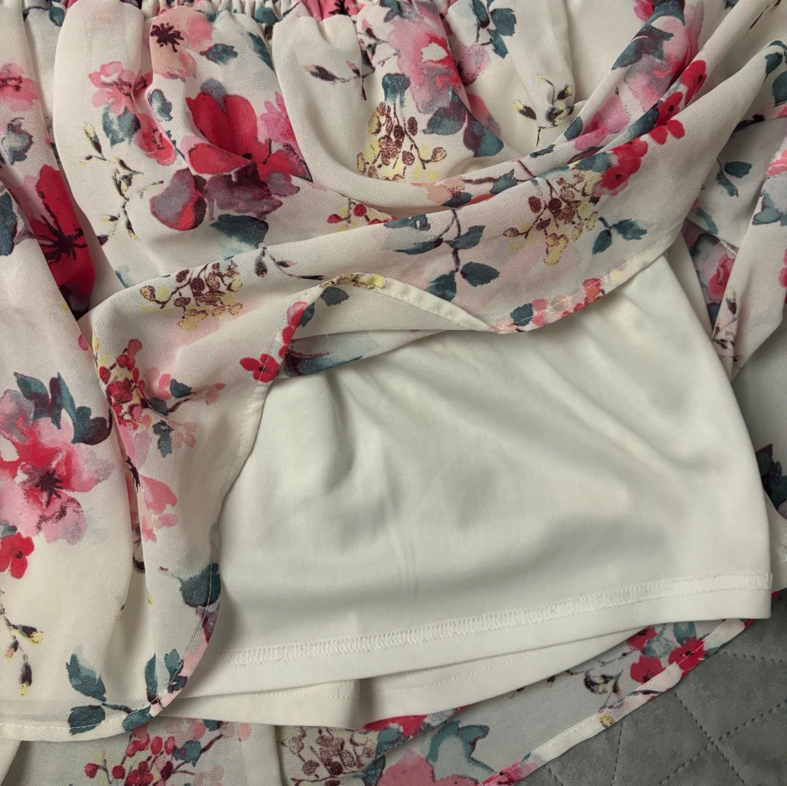 Blommig kortkjol med resårmidja - 90