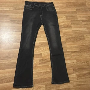 Svarta jeans med broderade bakfickor - Helt nya lågmidjade bootcut jeans säljer pga fel storlek. Storlek M men passar även S då dom är något små i storleken. Nypris 799 