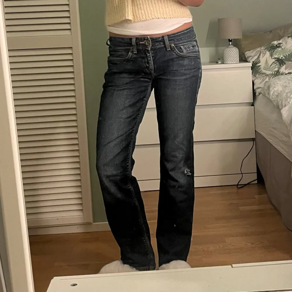 Säljer ett par mörkblå jeans som är bootcut-stil. Storleken står inte men skulle säga att de är ca 36! Midjemåttet är ca 40cm och Innerbenslängden är ca 79cm! ❣️. Jeans & Byxor.