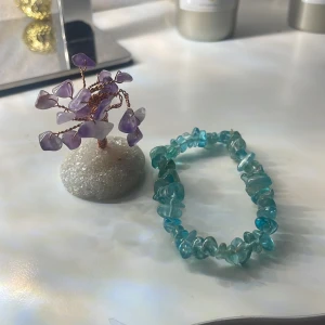 Kristaller - Kristallarmband och ett ametist träd. Båda är äkta kristaller men vet inte riktigt vad armbandet är☺️
