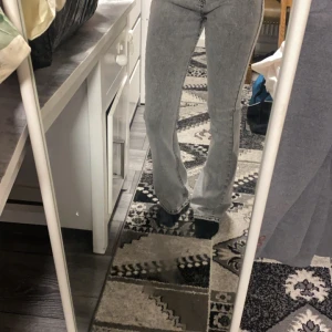 Grå jeans  - Säljer ett par grå jeans. De är högmidjade och har en klassisk design med fem fickor och knappgylf. 🖤