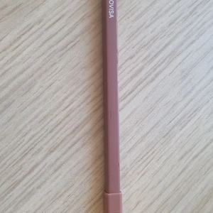 Caia Lip pencil Lovisa - Caia läppenna Lovisa, endast provad, dock skav på pennan då den legat i botten av en väska. 