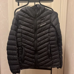 Peak performance dunjacka - En jättefin dunjacka från peakperformance!! Dragkedjan i ena fickan är trasig annars är den hel och fin😃 Katt finns i hemmet. Ca 2000 i nypris