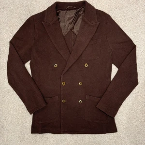 Brun Dubbelknäppt Stickad Kavaj från John Henric - Märke: John Henric Storlek: XS Färg: Brun Skick: Mycket bra Modell: Dubbelknäppt Stickad kavaj med sex knappar