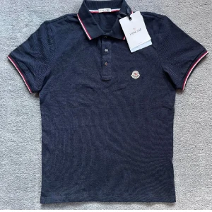 Mörkblå pikétröja från Moncler - Säljer en snygg mörkblå pikétröja från Moncler. Köpt från monclers hemsida för 3100;. Riktigt bra skick. Hör av er vid intresse!😁