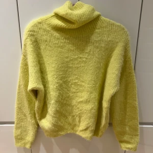 Gul stickad polotröja - Säljer en supermysig gul stickad polotröja, nyy!!!