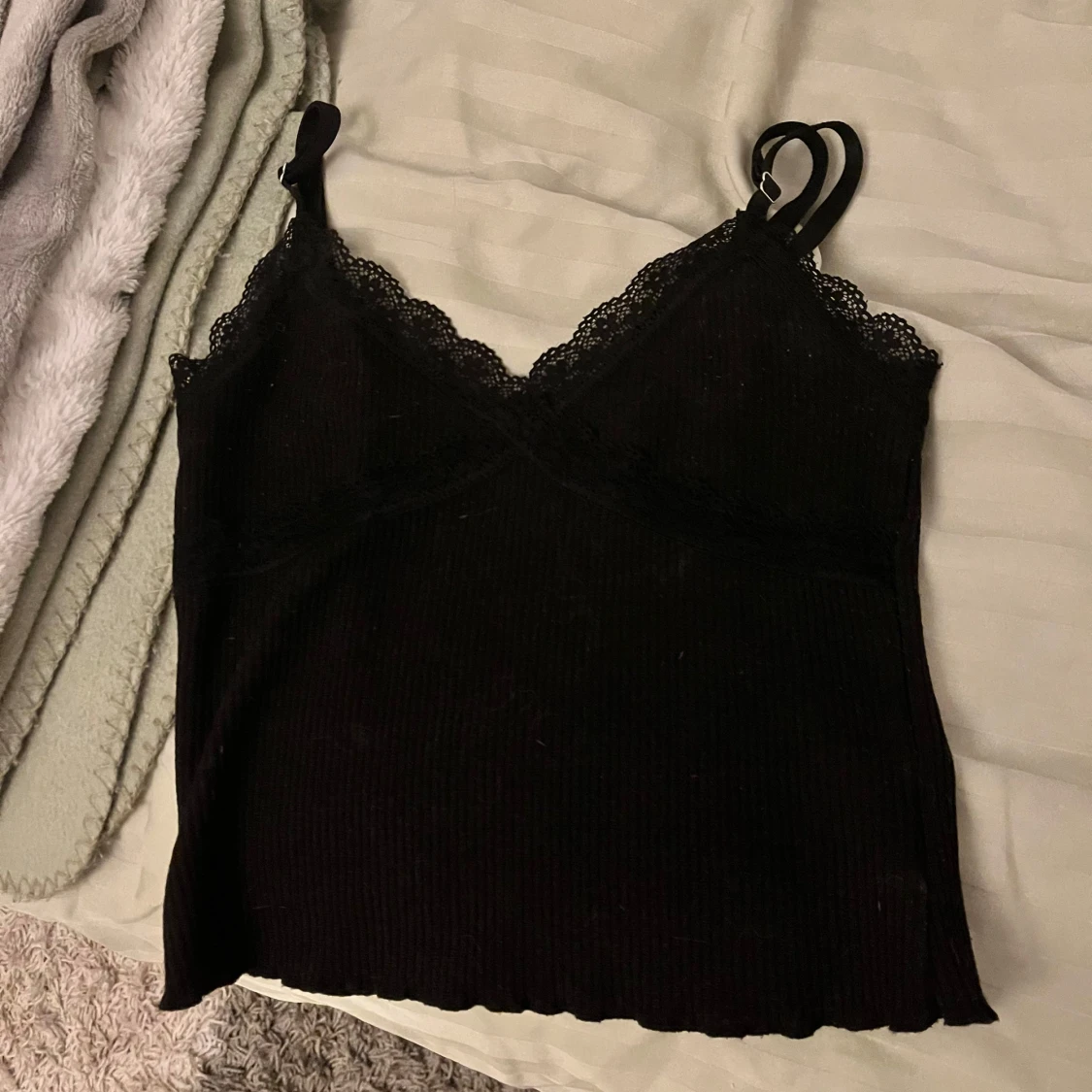 Svart ribbad linne med spetsdetaljer